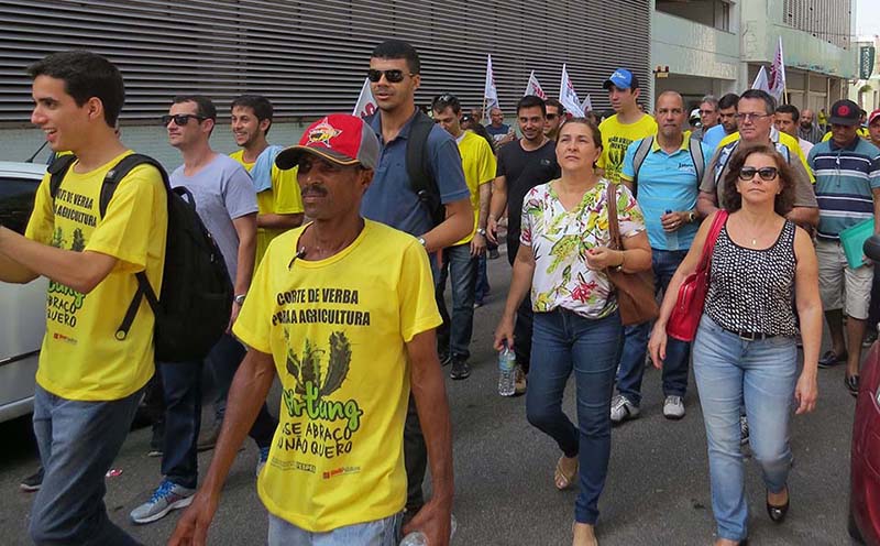 Servidores aprovam início de greve a partir de 1º de junho